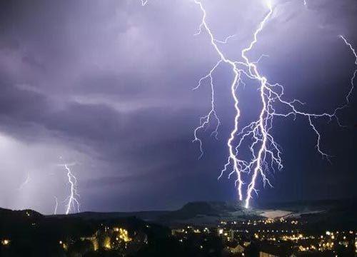 重庆爆料打雷视频播放时间,视频播放时间见证惊险一幕